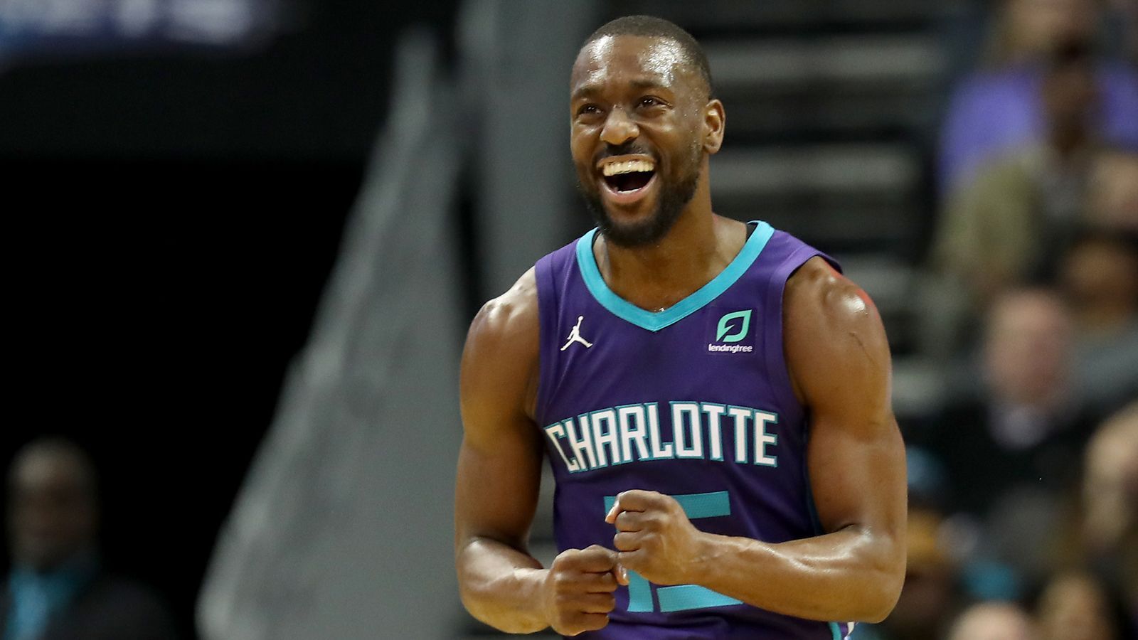 
                <strong>Option 3: Kemba Walker</strong><br>
                Von seinem Spielstil her erinnert Walker an Irving. Er ist ein Spieler, der aus dem Dribbling seinen eigenen Wurf kreieren kann, einen guten Zug zum Korb hat und ein guter Dreier-Schütze ist. Irving agiert auf einem höheren Niveau - spielerisch würde Walker dennoch zu Davis und James passen. Der Hornets-Point-Guard hat allerdings immer wieder betont, dass er unbedingt in Charlotte bleiben möchte. Also eher schlechte Karten für die Lakers. Vielleicht könnte die Aussicht, ein Supertrio zu formen und um den Titel mitzuspielen, seine Meinung ändern. Mit den Hornets schaffte es Walker in acht Jahren nur zweimal in die Playoffs und verlor jeweils in der ersten Runde.
              