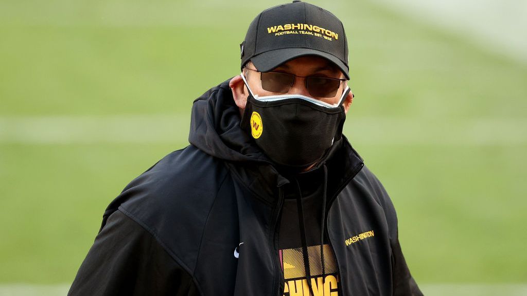 
                <strong>Gewinner: Ron Rivera (Washington Football Team)</strong><br>
                Ron Riveras Saison war ein Auf und Ab. Nachdem der neue Headcoach des Washington Football Team seine Mannschaft über Zoom kennenlernen musste, drehte er nach schwachem Start die Saison rum, gewann die NFC East und erreichte die Playoffs. Dort machte er es dem späteren Super Bowl-Sieger aus Tampa Bay sehr schwer und schied unglücklich aus. Persönlich konnte Ron Rivera den größten Erfolg verbuchen, er wurde Ende des vergangenen Jahres offiziell als Besieger einer Krebserkrankung gefeiert.
              