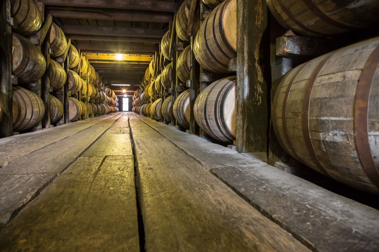 Die Lagerung: Whiskey lagert in Eichenfässern und nimmt dabei Aromen auf. Übrigens: Je länger, desto besser - das gilt nicht per se.