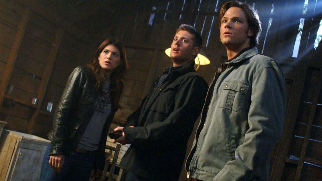 Genevieve Cortese, Jensen Ackles und Jared Padalecki in "Supernatural". Die Darstellerin der Ruby und der Schauspieler von Sam sind im echten Leben miteinander verheiratet.