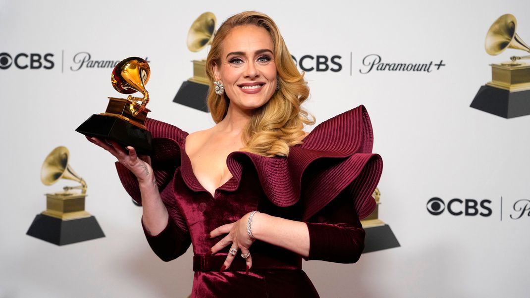 Adele gewinnt im Februar 2023 einen Grammy und strahlt im figurbetonten Samtkleid mit dem Award um die Wette. Wir lüften das Diät-Geheimnis der Sängerin.