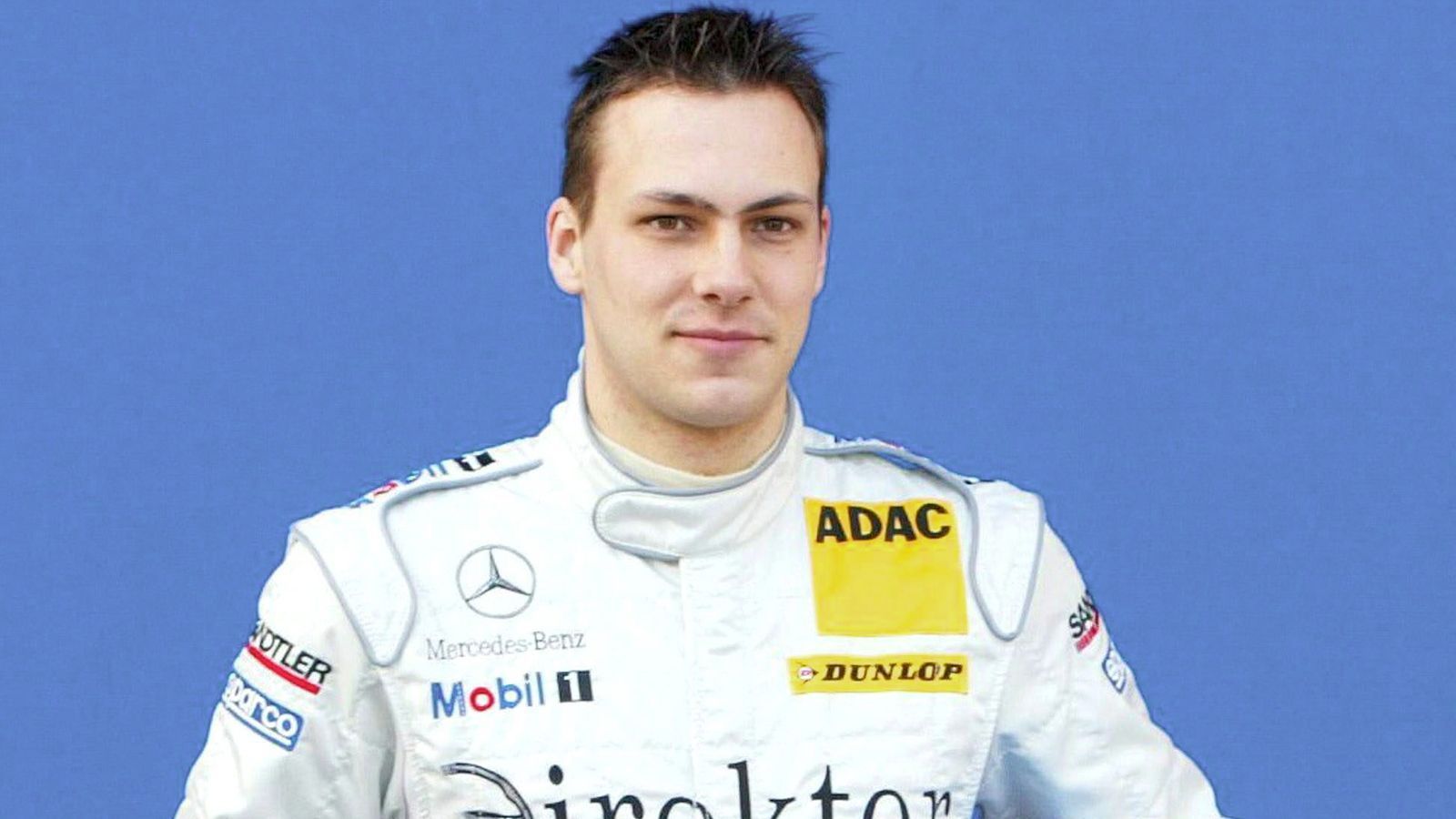 
                <strong>2003 - Gary Paffett - Platz 11</strong><br>
                2005 und 2018 gewann Paffett die DTM-Meisterschaft. In vielen Jahren schrammte er weitere Male knapp dran vorbei. Doch seine Debüt-Saison verlief wie eine Achterbahn. Die ersten zwei Rennen verpasste er, es folgten zwei Ausfälle und trotzdem reichte es mit vier Punkten für den elften Platz der Fahrerwertung in 2003.
              