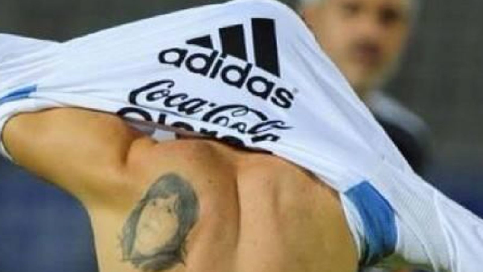 
                <strong>Porträt der Mutter</strong><br>
                Das erste Tattoo, das sich Lionel Messi machen ließ, war ein Porträt seiner Mutter Celia. Dieses befindet sich auf seinem linken Schulterblatt. Verständlicherweise will er damit die Liebe zu seiner Mutter ausdrücken.
              