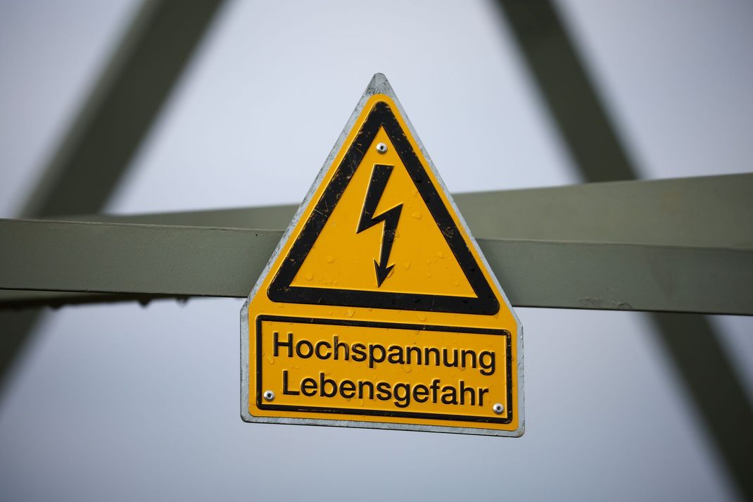 Die Stadtwerke haben nach dem Stromausfall in Leipzig eine erste Vermutung, was die Ursache gewesen sein könnte. (Symbolbild)