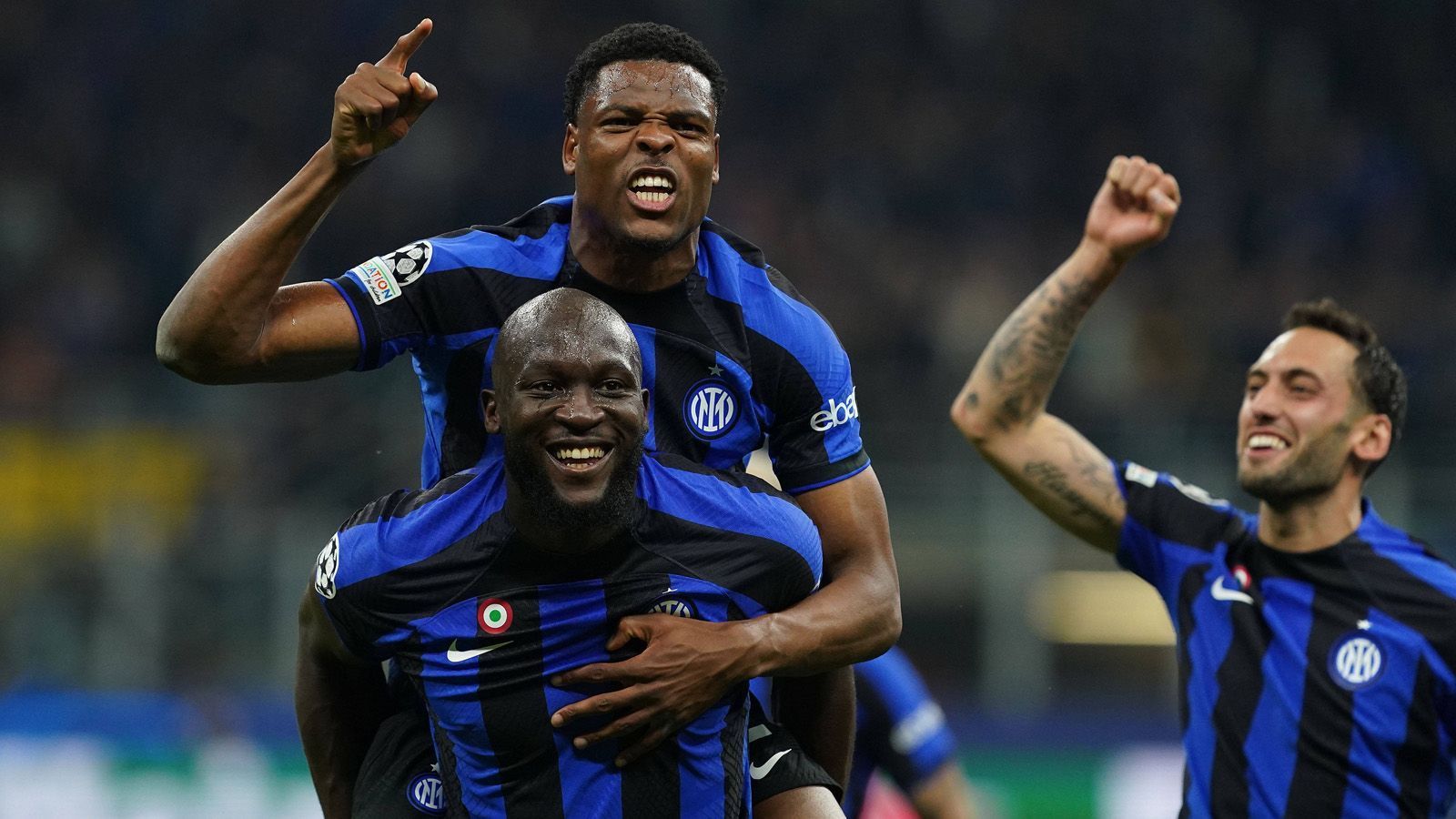 
                <strong>The Sun (England)</strong><br>
                Inter the Final: Lautaro Martínez besiegelt mit seinem Tor den Einzug der Nerazzurri ins Champions-League-Finale gegen den Rivalen.
              