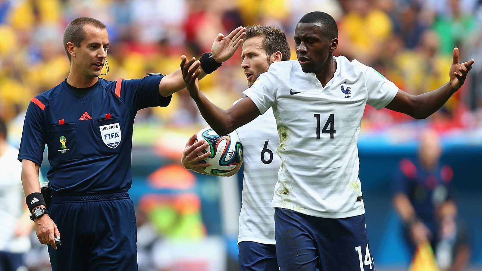 
                <strong>Geiger schon in einem WM-Achtelfinale dabei</strong><br>
                Bei der angesprochenen WM in Brasilien leitete Geiger selbst drei Spiele. Auch beim Achtelfinale zwischen Frankreich und Nigeria (2:0) war er dabei und avancierte damit zum ersten US-Schiedsrichter, der ein K.o.-Rundenspiel bei einer Weltmeisterschaft pfiff.
              