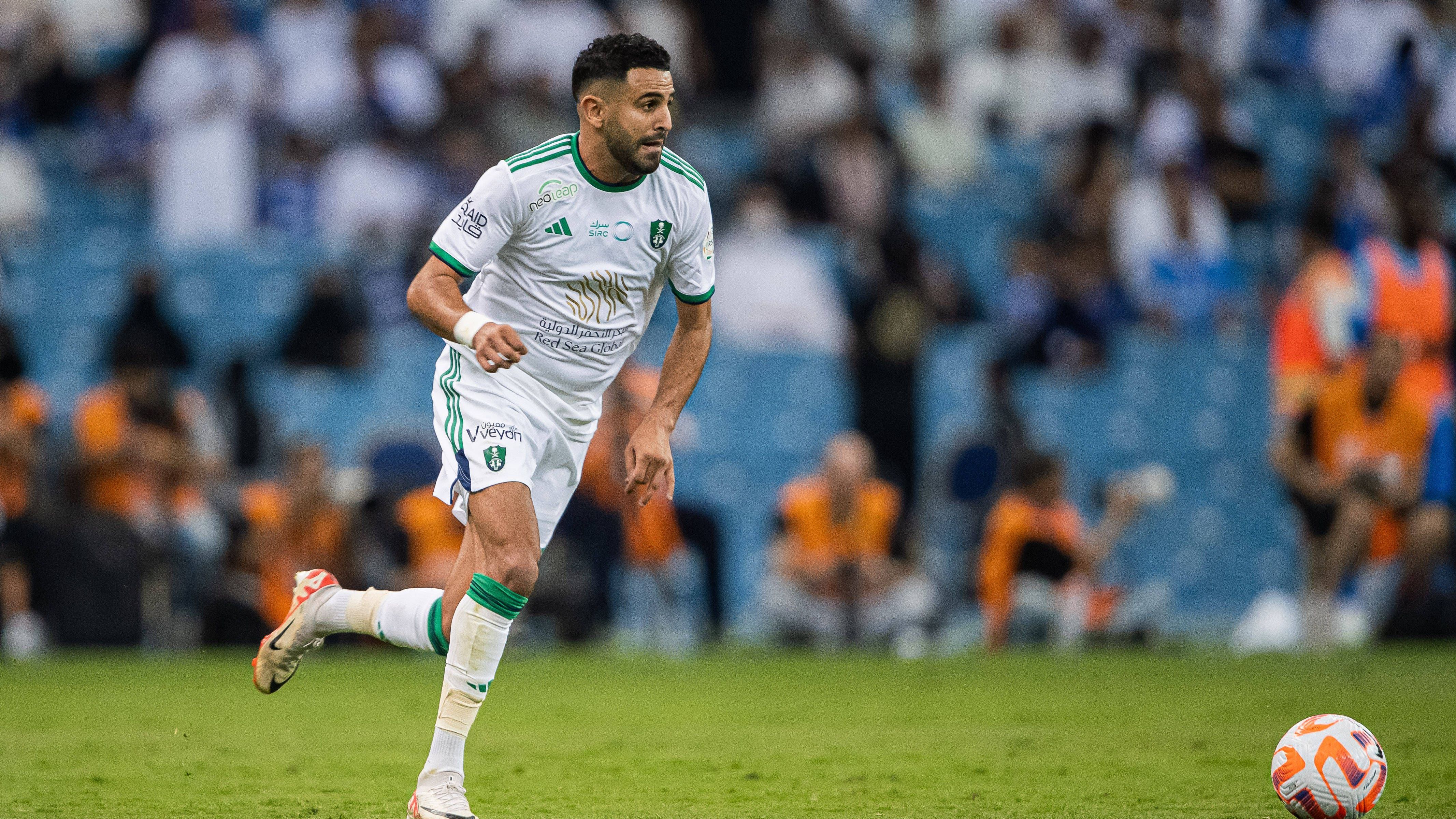 <strong>Riyad Mahrez</strong><br><strong>Land:</strong> Algerien<br><strong>Verein:</strong> Al-Ahli (Saudi-Arabien)<br><strong>Position:</strong> Rechtsaußen<br><strong>Alter:&nbsp;</strong>32 Jahre