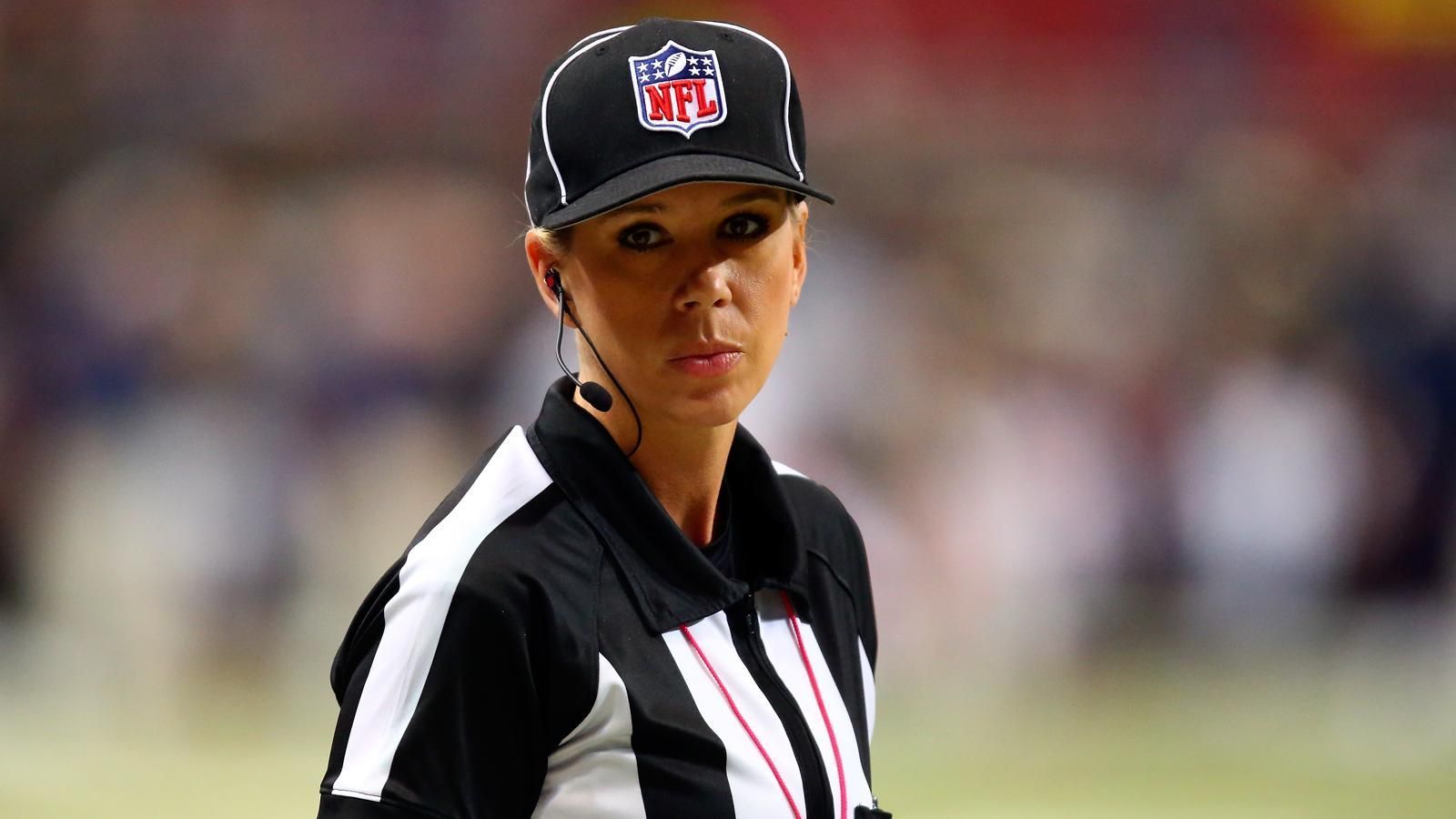 
                <strong>Chargers at Patriots</strong><br>
                &#x2022; Sarah Thomas wird am Sonntag NFL-Geschichte schreiben. Sie wird der erste weibliche Referee sein, der an einem Playoff-Spiel teilnimmt.<br>&#x2022; Die Patriots sind seit sechs Jahren zuhause in den Playoffs ungeschlagen. Die letzte Niederlage hagelte es am 20. Januar 2013 gegen die Baltimore Ravens. Die haben im selben Jahr den Super Bowl gewonnen.<br>
              