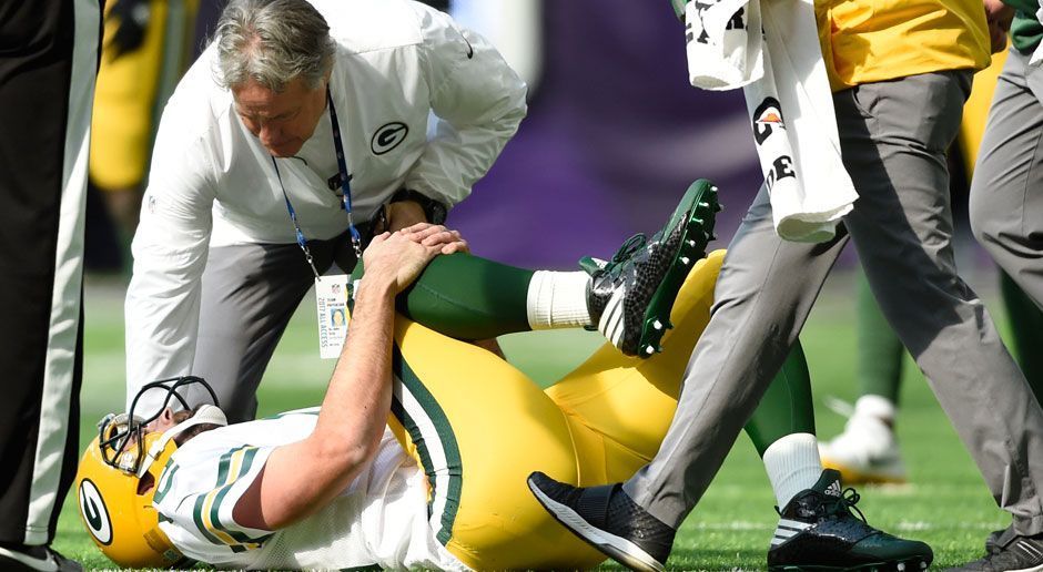 
                <strong>Aaron Rodgers (Green Bay Packers)</strong><br>
                Am fünften Spieltag sichert Aaron Rodgers noch den spektakulären Sieg gegen die Dallas Cowboys. Am Sonntag darauf dann der große Schock: Im Duell mit den Minnesota Vikings zieht sich der Spielmacher einen Schlüsselbeinbruch zu. Der Übeltäter ist Vikings-Linebacker Anthony Barr, der Rodgers die Verletzung mit einem Hit beibringt. Laut den Green Back Packers dürfte die Saison für Rodgers eventuell gelaufen sein.
              