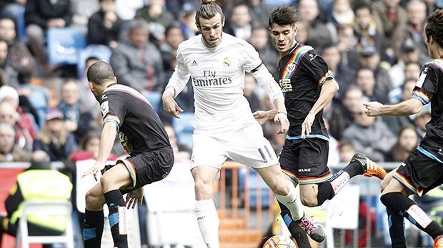 
                <strong>Primera Division: Real Madrid - Rayo Vallecano 10:2</strong><br>
                Es war ein Torspektakel der besonderen Art: Mit einem 10:2-Sieg schoss Real Madrid Gegner Rayo Vallecano aus dem Estadio Bernabeu und feiert den höchsten La Liga-Triumph seit 1960. Nachdem das Team von Coach Rafael Benitez zu Beginn der Partie überraschend mit 1:2 in Rückstand geraten war, begann die furiose Torejagd der "Königlichen". Die Real-Stars Gareth Bale (4 Tore), Karim Benzema (3 Tore), Cristiano Ronaldo (2 Tore) und Danilo (1 Tor) ließen ihr Team jubeln ...
              