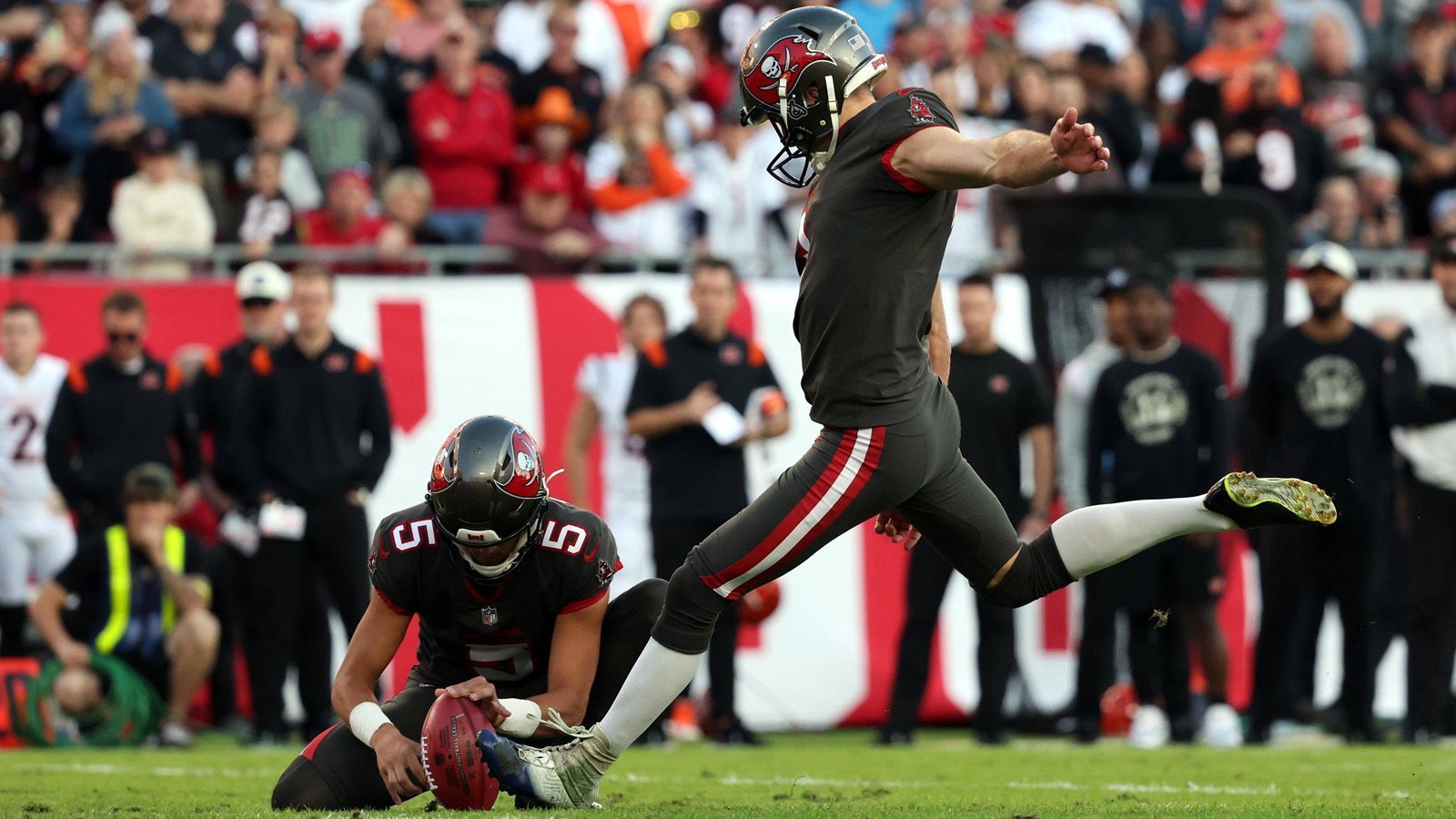 
                <strong>Ryan Succop</strong><br>
                Der 36-jährige Ryan Succop ist seit dem Jahre 2009 in der NFL aktiv, spielte für die Kansas City Chiefs und die Tennessee Titans, wechselte dann im Jahre 2020 zu den Tampa Bay Buccaneers und verbrachte dort drei Spielzeiten. Das Highlight: In der Saison 2020 gewann er den Super Bowl. In der zurückliegenden Spielzeit verwerte er 31 von 38 Field-Goal-Versuchen. Aktuell ist er ein Free Agent.
              