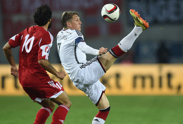 
                <strong>Bastian Schweinsteiger</strong><br>
                Fällt im Kombinationsspiel der deutschen Elf sichtbar ab, was aber auch daran liegt, dass er sich vornehmlich um die Defensivarbeit kümmert. Nach vorne tritt der neue DFB-Kapitän dagegen kaum auf und bleibt insgesamt eher blass. ran-Note: 4
              