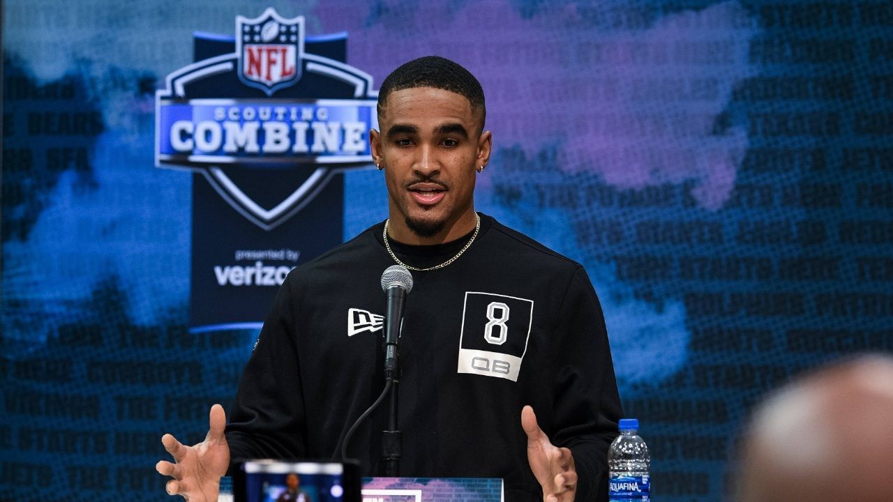 
                <strong>Jalen Hurts (Oklahoma): Schwächen</strong><br>
                Böse Zungen behaupten, dass Hurts im Vergleich zu den anderen Talenten auf der Quarterback-Position ein Running Back mit einem etwas besseren Arm sei. Sein größtes Manko ist, dass er zu viel auf den Lauf vertraut und deshalb seine Wurffähigkeiten eher vernachlässigt hat. Ein Vergleich mit einem jungen Cam Newton liegt hier nahe, wobei Newton zu dem Zeitpunkt schon ein besserer Werfer war. Zudem ist Hurts nicht so physisch wie Newton, sodass sein Laufspiel in der NFL nicht so viel Einfluss hätte, um die anderen Schwächen wett zu machen. Er wählt teilweise zu früh die Option, zu laufen, wodurch er regelmäßig in den Pass Rush läuft und keinen Platz findet. Sein Wurf wird noch nicht ausreichen, um direkt als Starter zu fungieren. Als Allzweckwaffe könnte er dennoch früher eingesetzt werden. 
              