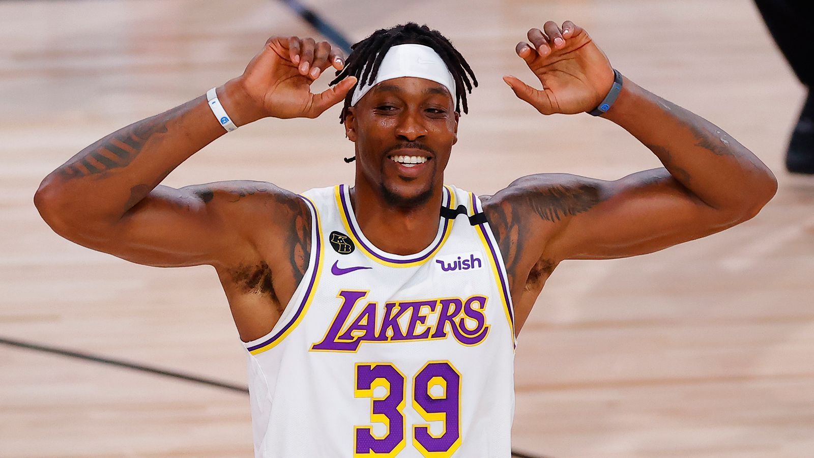 
                <strong>Dwight Howard (Los Angeles Lakers)</strong><br>
                Bei den Lakers konnte es der bullige Center noch einmal allen beweisen - auch sich selbst. Jetzt geht der 34-Jährige als Unrestricted Free Agent in die Offseason. Dass heißt, dass die Lakers keinen Einfluss auf die Entscheidung Howards haben. Der Top-Pick des Drafts von 2004 bekam in der vergangenen Saison rund 19 Minuten pro Partie. Speziell in Partien mit großen Matchups setzte Vogel auf den erfahrenen Center, dieser zahlte mit Leistung zurück. Warum nicht ein weiteres Jahr? 
              