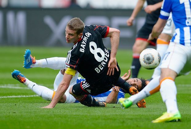 
                <strong>Lars Bender (Bayer Leverkusen)</strong><br>
                Nach seiner schweren Muskel- und Sehnenverletzung im hinteren rechten Oberschenkel, die ihm das WM-Ticket kostete, befindet sich Lars Bender wieder im Training. Dennoch könnte es für den Saisonstart eng werden.
              
