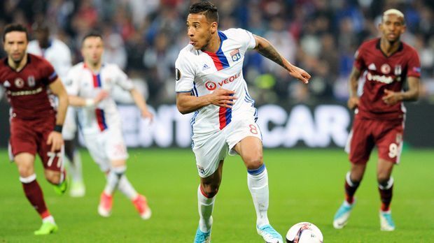 
                <strong>Corentin Tolisso (Olympique Lyon)</strong><br>
                Neben Lacazette soll Milan laut "gianlucadimarzio.com" auch an Corentin Tolisso interessiert sein. Der 22-jährige Franzose mit togolesischen Wurzeln gehört zum Stammpersonal Lyons, ist vor allem auch offensiv richtig stark mit bislang acht Liga-Toren und zudem vier Vorlagen. Tolissos Vertrag läuft noch bis 2020.
              