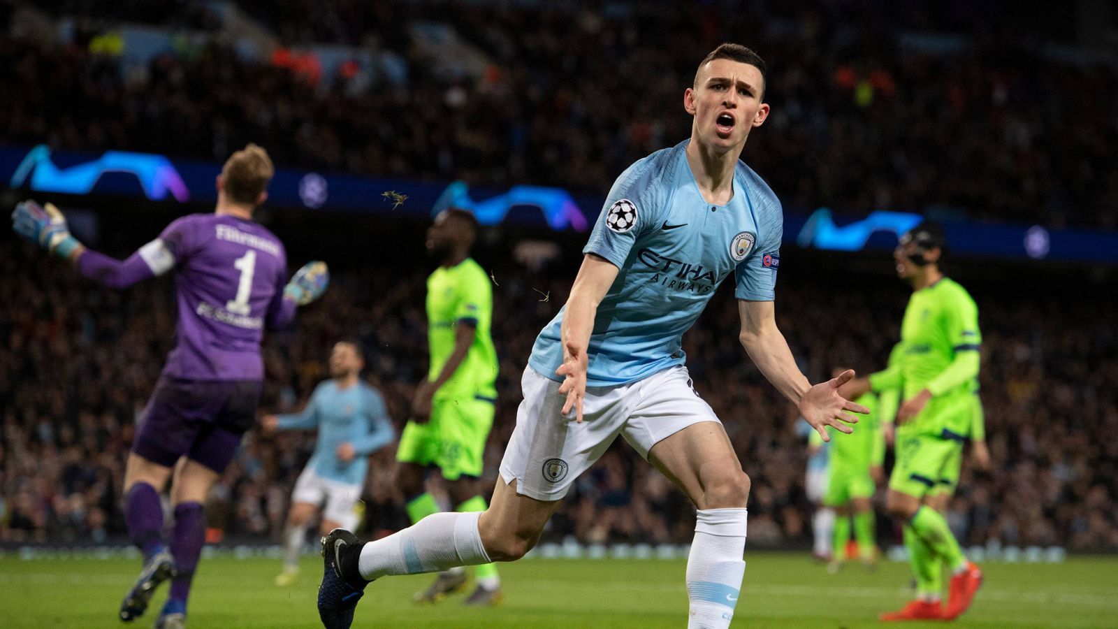 
                <strong>City schließt nach 7:0 gegen Schalke zum FC Bayern auf</strong><br>
                Manchester City hat sich im Achtelfinal-Rückspiel der Champions League gegen den FC Schalke zum FC Bayern gesellt. Denn die Citizens haben mit dem 7:0 gegen S04 den Rekord des FCB für den höchsten Sieg in der K.o.-Phase der Königsklasse eingestellt. Die Bayern hatten zuvor sowohl 2012 als auch 2015 in den Achtelfinal-Rückspielen gegen Basel und Donzek 7:0 gewonnen. Schalke setzte in dem Spiel auch zwei Bestmarken aus deutscher beziehungsweise aus Vereinssicht. Das 0:7 war die höchste Europapokal-Niederlage der Vereinsgeschichte, nebenbei war es auch die höchste Schlappe einer deutschen Mannschaft in der Champions-League-Historie. Für City wiederum war es der höchste Sieg der Klubgeschichte in der Champions League.
              