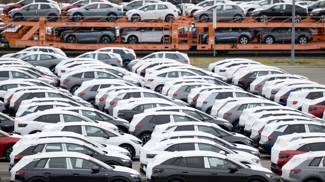 Neufahrzeuge vor der Auslieferung auf einem Parkplatz im Werk von Volkswagen in Zwickau.