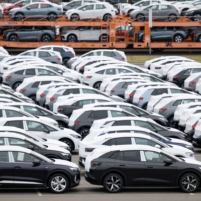 Neufahrzeuge vor der Auslieferung auf einem Parkplatz im Werk von Volkswagen in Zwickau 