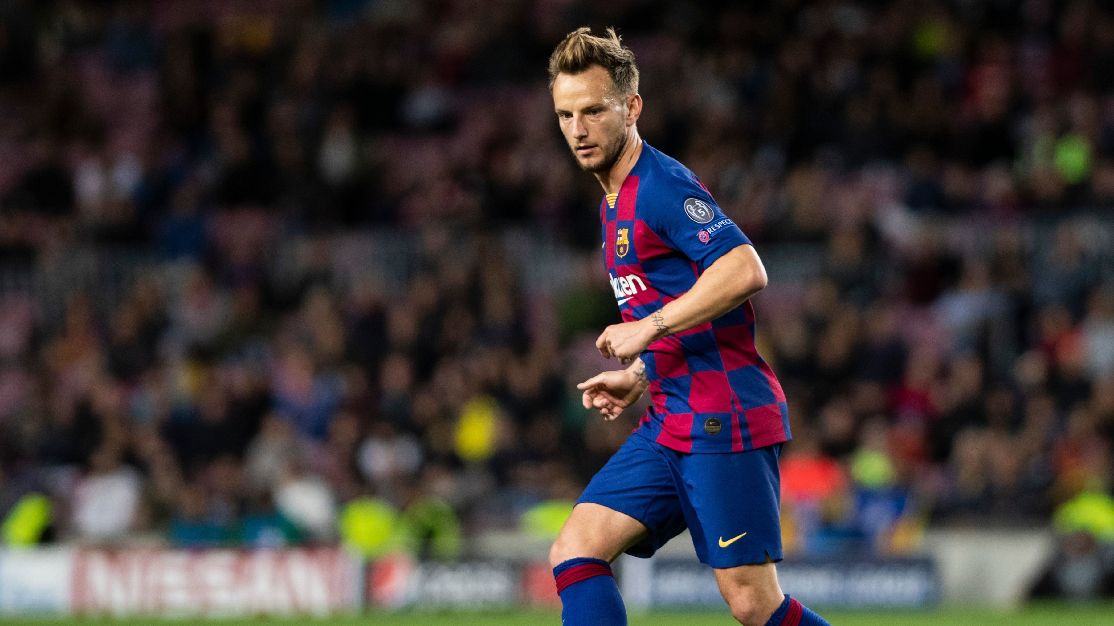 
                <strong>Ivan Rakitic (FC Barcelona)</strong><br>
                Der frühere Schalker führt sich mit einem technischen Fehler ein, der die Dortmunder Chance einleitet. Danach fängt er sich jedoch schnell und agiert sehr emsig und robust im Zweikampf. Zudem sticht Rakitic immer wieder mit in die Offensive, lässt aber vor allem die Teamkollegen glänzen. Zehn Minuten vor dem Ende wird er mit dem verdienten Applaus verabschiedet. ran-Note: 2
              