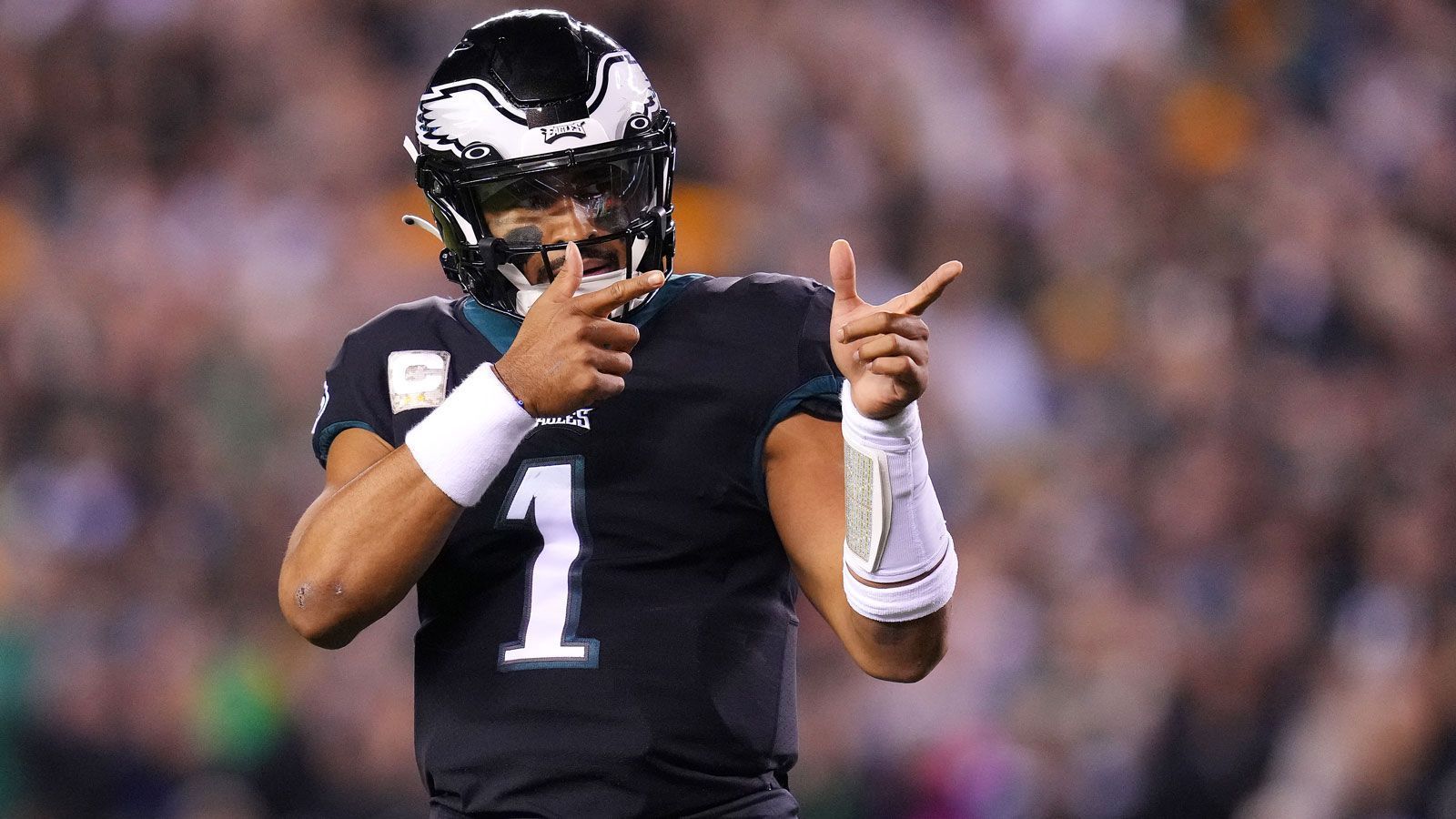 
                <strong>1. Platz: Philadelphia Eagles</strong><br>
                &#x2022; Anzahl der Nominierungen: 8<br>&#x2022; Nominierte Spieler: Jalen Hurts (QB, im Bild), A.J. Brown (WR), Miles Sanders (RB), Lane Johnson (OT), Jason Kelce (C), Landon Dickerson (G), Haason Reddick (OLB), Darius Slay (CB)<br>
              