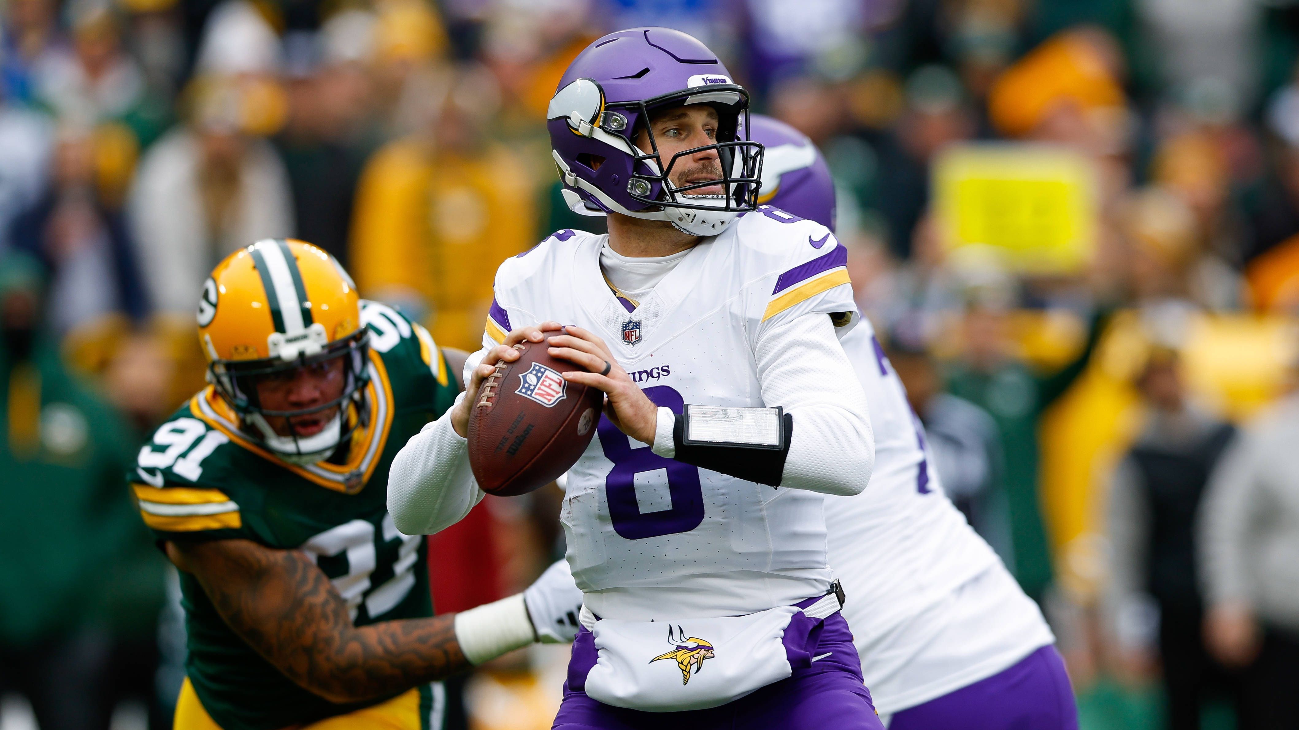 <strong>Minnesota Vikings: Kirk Cousins verletzt</strong><br>Nach dem Achillessehnenriss von Cousins holten die "Viks" Joshua Dobbs per Trade von den Cardinals. Der Anfangs-Hype ging durch die Niederlagen gegen die Denver Broncos und Bears jedoch verloren. Mit 6-6-Bilanz liegt das Team nach der Bye Week aktuell auf Platz sechs der NFC. Die weiteren Spiele der Regular Season haben es aber in sich ...