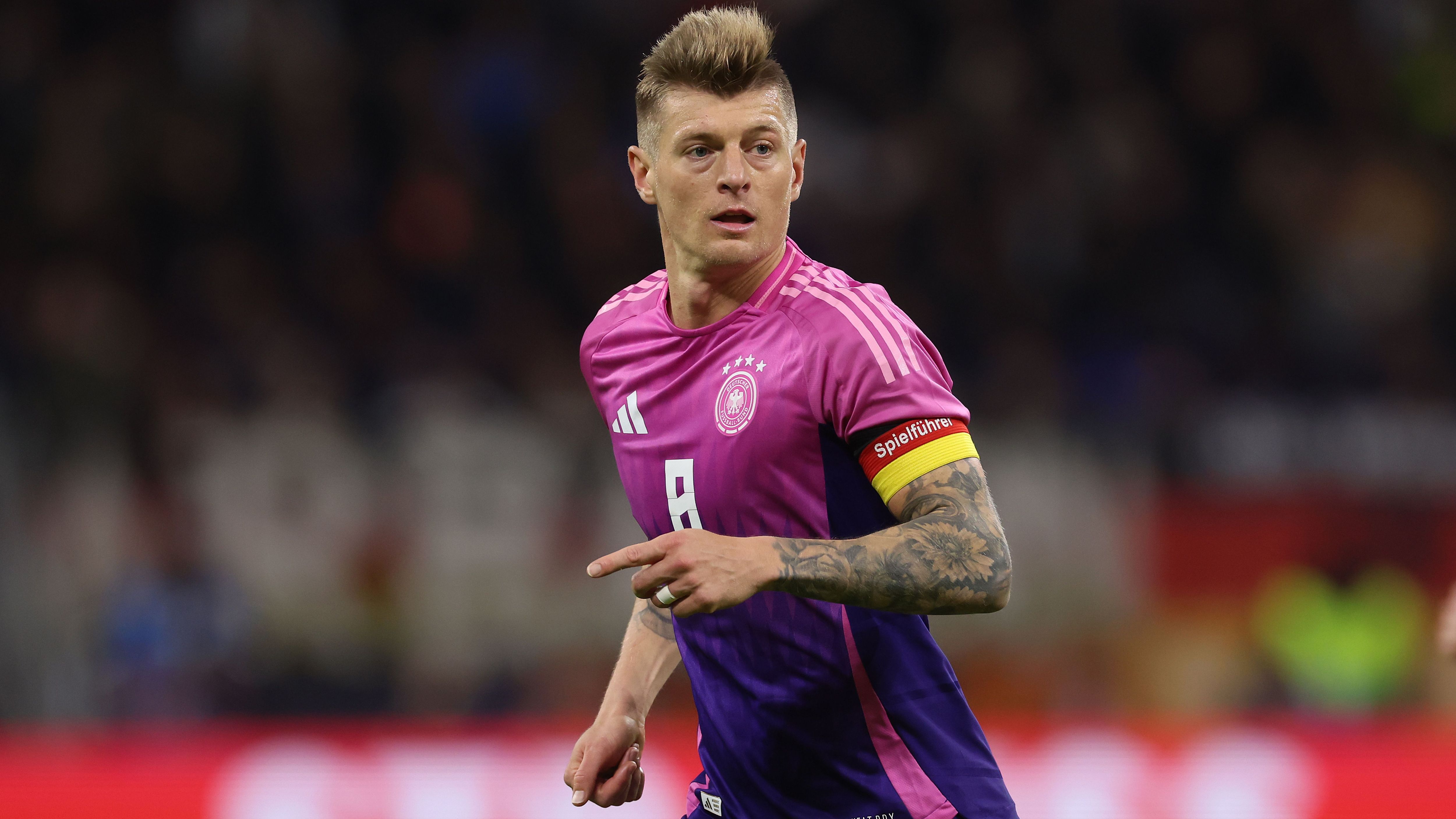 <strong>Zentrales Mittelfeld: Toni Kroos (Real Madrid)</strong><br>Seine Rückkehr war Nagelsmanns klarer Wunsch und gibt dem DFB-Team einen Boost, was schon im März zu sehen war. Kroos ist bei seinem aller Voraussicht nach letzten Turnier gesetzt und könnte seine ohnehin schon außergewöhnliche Karriere noch weiter vergolden.