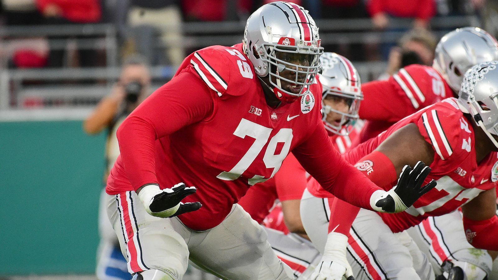
                <strong>Platz 6: Dawand Jones (Ohio State Buckeyes)</strong><br>
                Gut möglich, dass der bei uns sechstbeste Offensive Lineman schon in Runde eins des Drafts vom Board geht. In unserem Fall: Dawand Jones von den Ohio State Buckeyes. Mit 2,03 Metern Körpergröße ist er der längste der Top-Prospects in der O-Line. Im Gegensatz zu vielen anderen Offensive Linemen dieser Größe ist jedoch auch seine Technik hervorragend, das unterscheidet ihn von anderen College-Talenten.
              