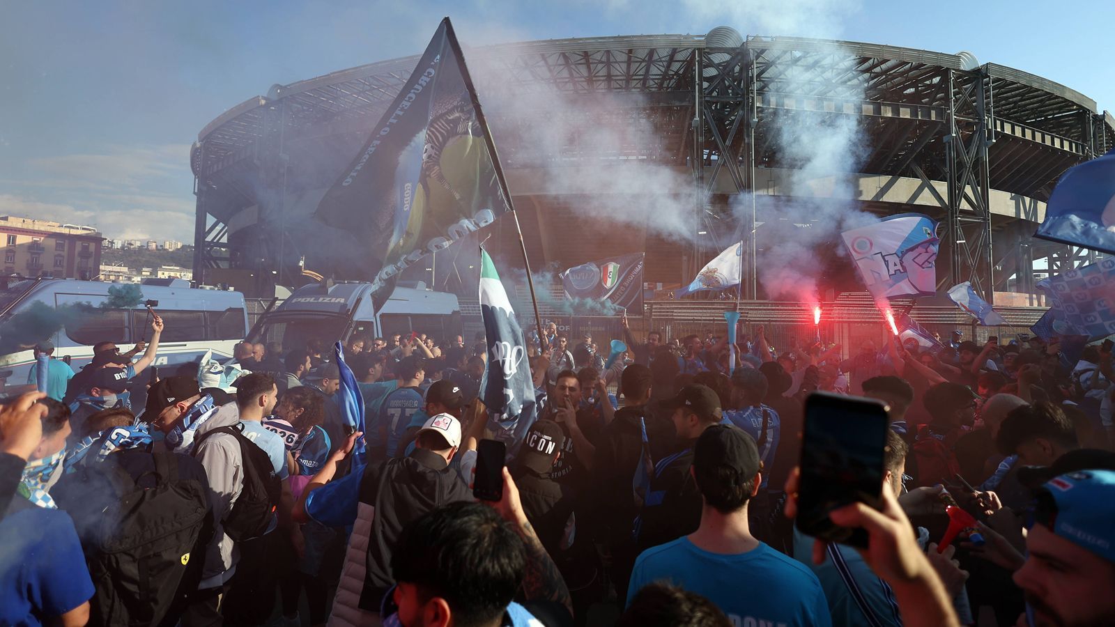 
                <strong>Freude vor dem Stadion</strong><br>
                Vor dem Stadio Diego Armando Maradona in Neapel feierten tausende Anhänger. Zuhause verlor Neapel in der bisherigen Serie-A-Saison nur zwei Spiele (0:4 gegen den AC Mailand und 0:1 gegen Lazio Rom). Beide Niederlagen gab es aber erst in den zurückliegenden paar Wochen, als der Vorsprung Neapels auf den Rest der Serie A ohnehin schon riesig war und man diese Pleiten somit locker wegstecken konnte.
              