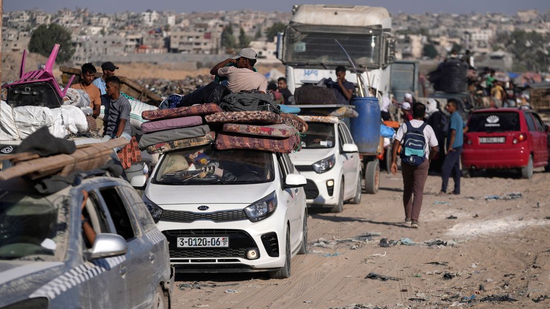 Chan Junis: Palästinenser fliehen aus ihrem Gebiet im Gazastreifen.