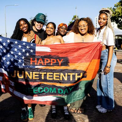 Menschen posieren für ein Foto während einer Veranstaltung zum Juneteenth 2024 im Leimert Park in Los Angeles, USA.