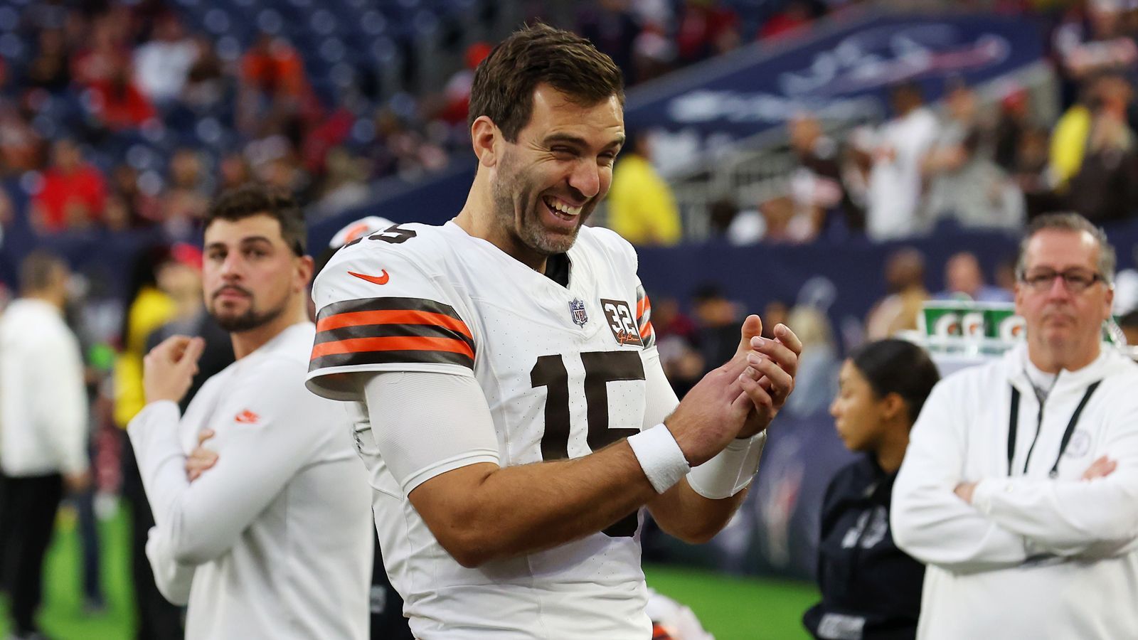 <strong>Gewinner: Joe Flacco (Cleveland Browns)</strong><br>36:22 gegen die Texans. Zum dritten Mal über 300 Passing Yards und seinen Receiver Amari Cooper 265 Yards erzielen lassen, sodass dieser nach dem Spiel nur noch am Schwärmen war. Joe Flacco is back! Egal, ob es jemandem gefällt oder nicht, die Browns sahen in der Offense die ganze Saison nicht so gut aus, wie aktuell. Großes Lob auch an den Coaching Staff von Kevin Stefanski.