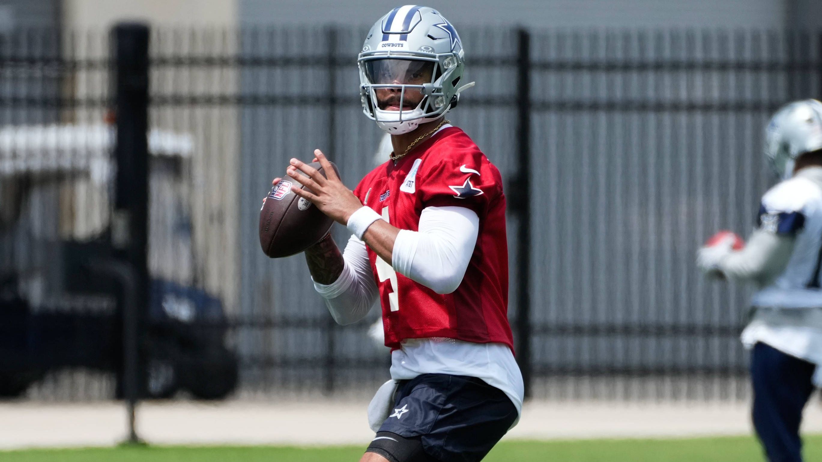 <strong>Dak Prescott (Dallas Cowboys)</strong><br>Zuletzt hatten Bilder von Dak Prescott mit einem medizinischen Schuh für Aufsehen gesorgt. Der Quarterback der Dallas Cowboys löste das Rätsel selbst auf. "Es ist der Knöchel, den ich mir vor vier Jahren gebrochen habe und danach operiert wurde", sagte er bei einem Football-Camp. "Nach ein paar anstrengenden Trainings tut er ein bisschen weh. Es ist nichts schlimmes."