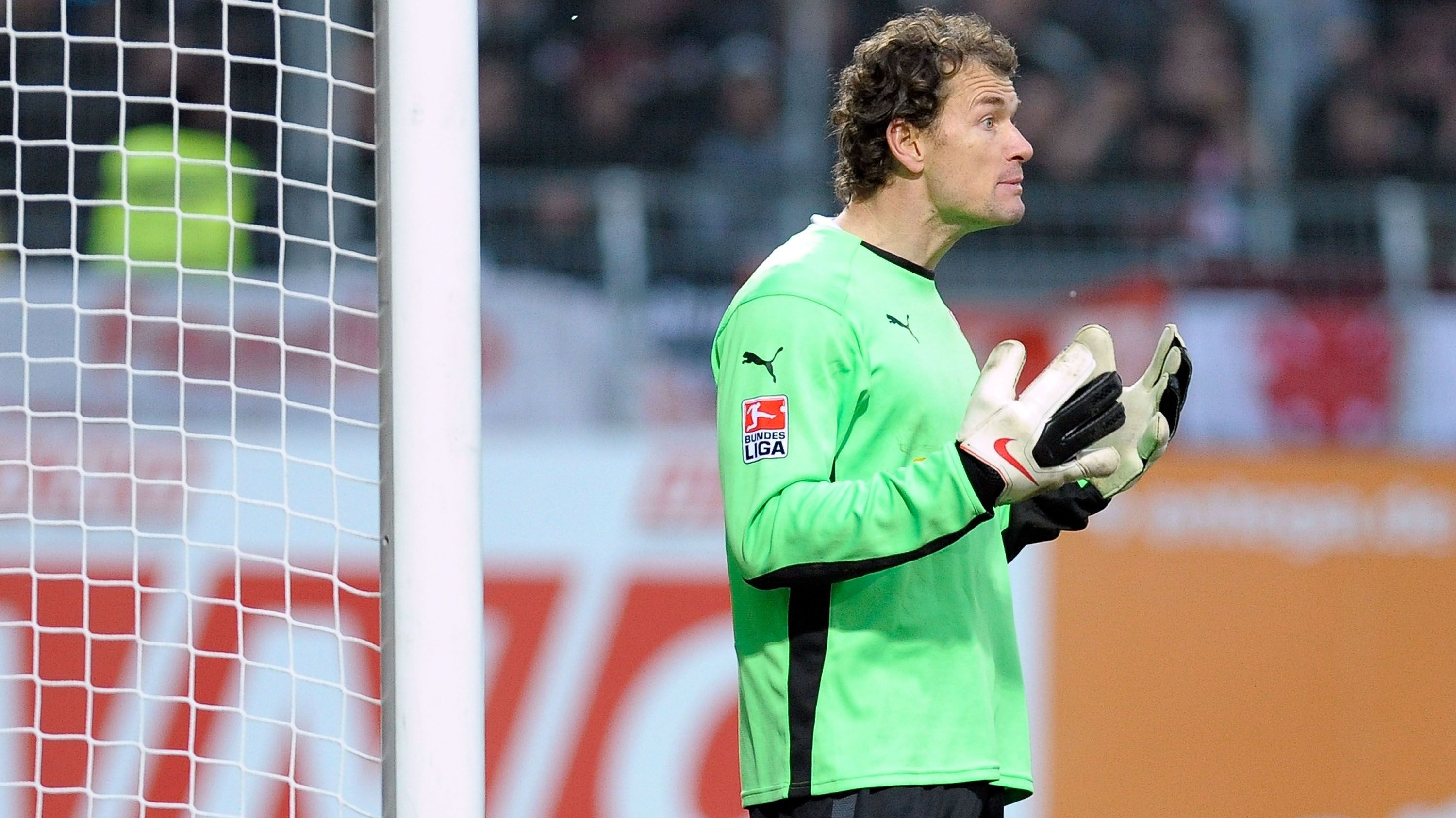 <strong>Der Mainz-Eklat</strong><br>... Stadion nimmt sich Lehmann ein Taxi zum Flughafen und fliegt nach München, statt mit dem Mannschaftsbus zu fahren.In München angekommen bittet er Reporter Marc Rademacher (DSF) darum, ihm fünf Euro zu leihen. Als dieser fragt, ob er das Geld denn zurück bekomme, sagt Lehmann nur "So läuft das nicht!" und geht entnervt weiter.