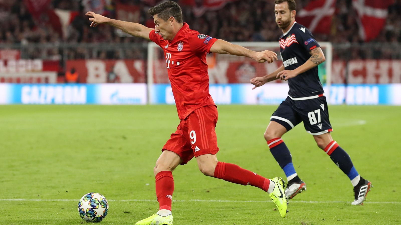 
                <strong>Robert Lewandowski</strong><br>
                Er braucht eine gewisse Zeit, um gegen den tiefstehenden Gegner in das Spiel zu finden, vergibt in der ersten Halbzeit zwei gute Torchancen. Er bindet mehrere Gegenspieler an sich und reißt dadurch Lücken für Perisic und Coman auf. Im Abschluss fehlt ihm lange das Glück, verfehlt in der 65. Minute aus sechs Metern per Seitfallzieher das Tor. Erst spät belohnt er sich mit dem 2:0. ran-Note: 3
              