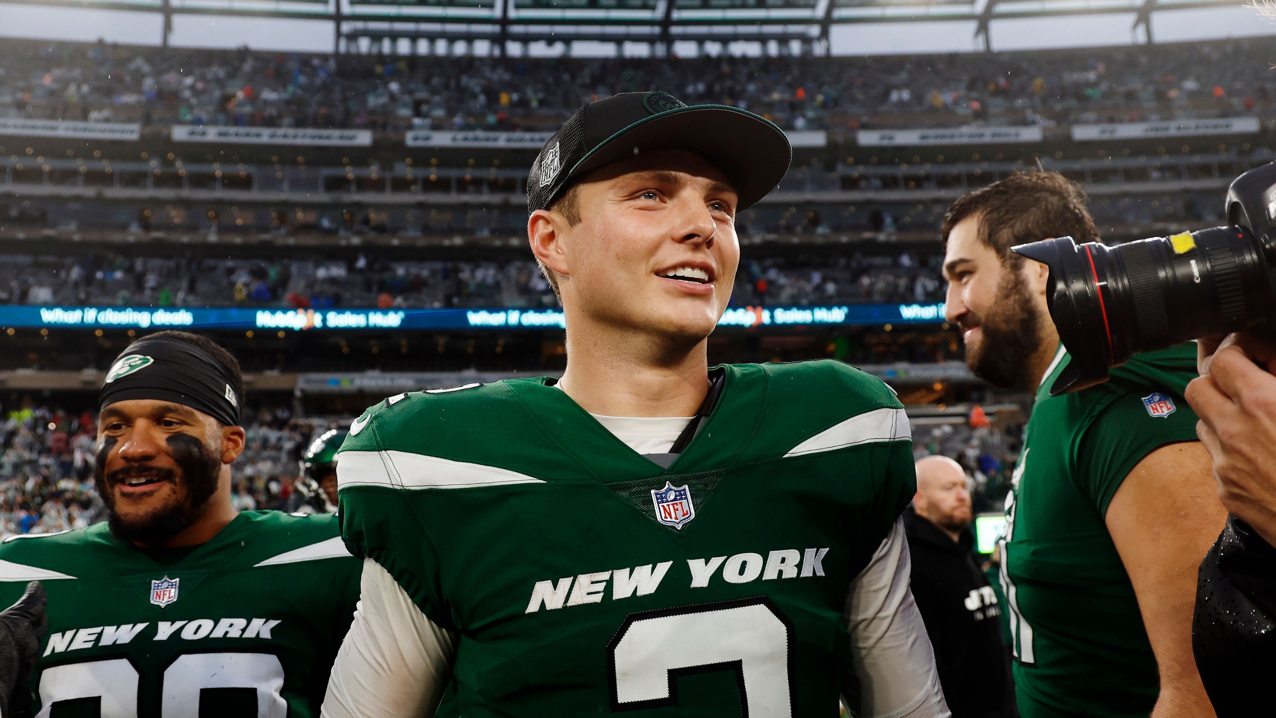 <strong>Gewinner: Zach Wilson (New York Jets)<br></strong>Es war eine turbulente Woche für Quarterback Zach Wilson. Erst hieß es, er will nicht starten, dann soll er starten, aber getradet werden. Und seine Reaktion? 301 Yards, zwei Touchdowns und 30 Punkte gegen eigentlich starke Houston Texans. Zach Wilson, have a day!