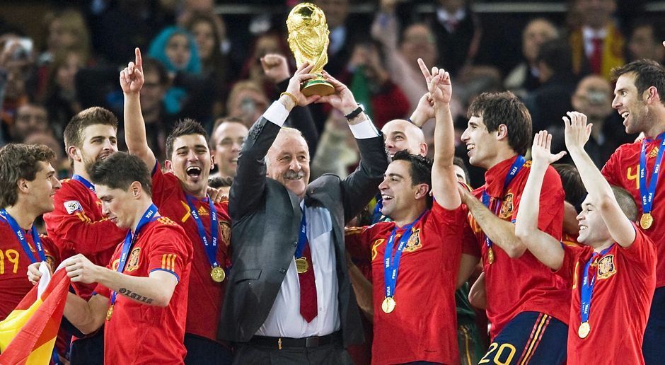 
                <strong>Vicente Del Bosque</strong><br>
                Vicente Del Bosque verfügt über die Fähigkeit, aus Individualisten eine Mannschaft zu formen. Dieses Talent brachte ihm unter anderem zwei Champions-League-Siege mit Real Madrid ein. Außerdem führte Del Bosque die spanische Nationalmannschaft zum WM-Titel 2010 sowie zum EM-Titel 2012. Bei der Europameisterschaft führte er wegen eines fehlenden Torjägers die Falsche Neun in der "Seleccion" ein - mit Erfolg. Seine Ex-Spieler verehren Del Bosque bis heute. "Respekt und seine natürliche Weise, das sind die Werte, in denen er Tag für Tag glänzt", sagte Weltmeister-Keeper Iker Casillas.
              