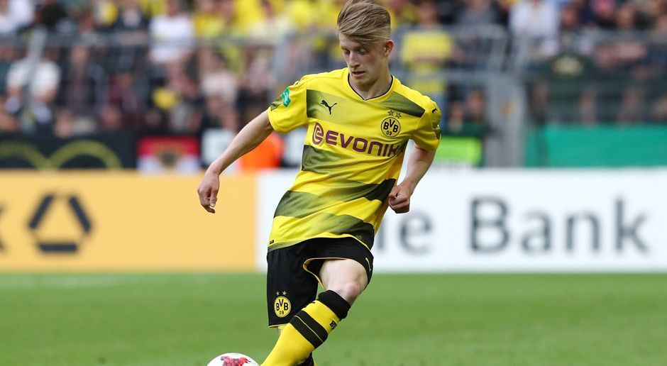 
                <strong>Jan-Niklas Beste (18 Jahre, Borussia Dortmund)</strong><br>
                Genau wie Passlack, war Beste in der Dortmunder Jugend bereits sehr erfolgreich und gewann zwei Deutsche Meisterschaften. Sein Pflichtspiel-Debüt feierte er allerdings erst am vergangenen Samstag. In der ersten Runde des DFB-Pokals gegen Rielasingen-Arlen stand er in der Startformation und spielte 90 Minuten durch. Die Konkurrenz auf der Linksverteidigerposition dürfte diese Saison noch zu groß sein, sodass Beste wohl die meiste Zeit in der U19 zum Einsatz kommen wird.
              