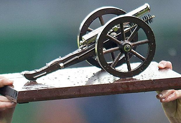 
                <strong>Das Objekt der Begierde</strong><br>
                Am Ende der Saison 1965/66 wurde der beste Bundesliga-Schütze zum allerersten Mal mit der Torjägerkanone ausgezeichnet. Rekordhalter ist Gerd Müller, der die Trophäe insgesamt sieben Mal gewann. Ein Quintett will nun in die Fußstapfen des "Bombers" treten.
              
