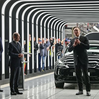 Tesla-Chef Musk mit Kanzler Scholz bei der Eröffnung der Tesla-Fabrik bei Berlin.