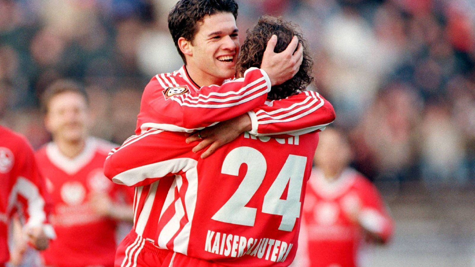 
                <strong>Mittelfeld: Michael Ballack</strong><br>
                Der Capitano. Zwar bei Chemnitz als Spieler aufgewachsen und später bei Weltclubs wie Bayern und Chelsea tragende Säule – doch der Durchbruch im Profi-Geschäft gelang Ballack bei Lautern. Otto Rehhagel holte den stolzen Görlitzer 1997 in die Pfalz und bot ihm auf dem Betze die Möglichkeit, sich als Stammspieler zu etablieren.
              