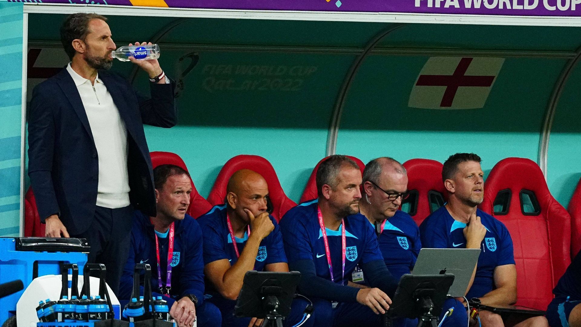 
                <strong>Trainer: Gareth Southgate</strong><br>
                Spätestens seit dem Abstieg der Engländer aus der Top-Liga der Nations League erreichte die Kritik an Gareth Southgate fast beängstigende Ausmaße: Das wenig attraktive Spielsystem, der Fokus auf die Defensive, das Festhalten an Maguire. Southgate musste viel erklären. Bei der WM forderten dann viele von ihm den Einsatz von Phil Foden, den er aber erst im dritten Gruppenspiel erstmals von Beginn an brachte. Bislang spricht der Erfolg dennoch für ihn – und gegen seine Kritiker. Sollte England aber gegen Frankreich verlieren, dürfte sich das Blatt schnell wieder wenden.
              