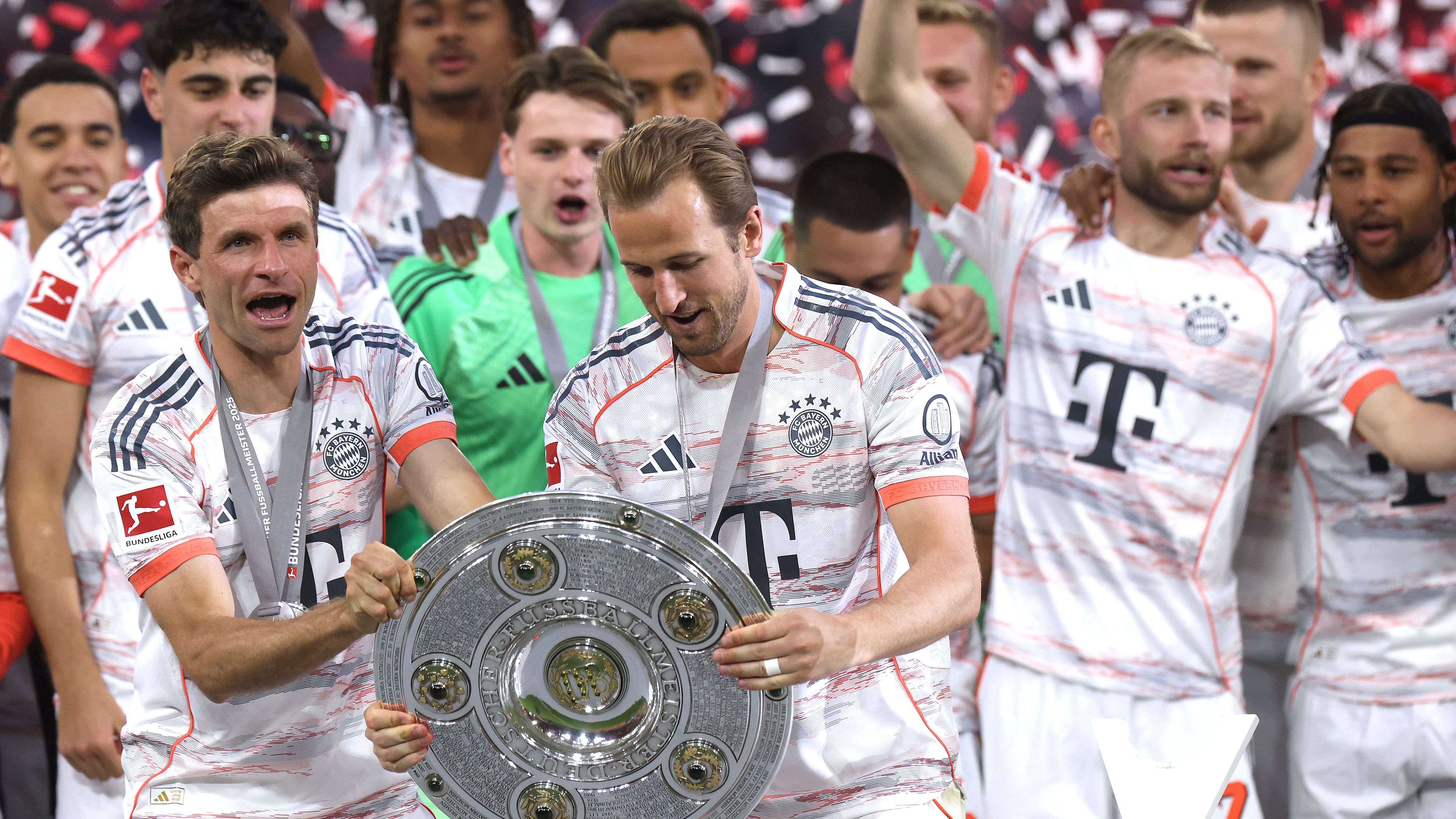 <strong>Bundesliga: ChatGPT sagt Meister bis 2075 voraus</strong><br>Die Bayern sind in der vergangenen Saison Meister geworden und haben die Machtverhältnisse iwieder geradegerückt. Doch wie geht es in der Bundesliga weiter? Wir haben die KI gefragt. Mit überraschenden Ergebnissen. Und einer kurzen Begründung.