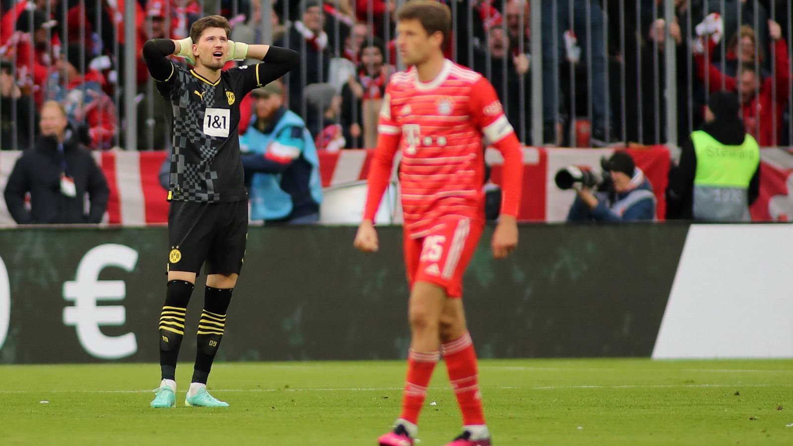 
                <strong>Gregor Kobel (Borussia Dortmund)</strong><br>
                Was für ein Bock von Kobel! Der BVB-Torwart stürmt in der 13. Minute aus seinem Kasten und tritt an einem springenden 60-Meter-Pass von Upamecano vorbei. Der Ball rollt ins leere Tor und wird später als Eigentor gewertet. Das bittere Gegentor leitet das Dortmunder Debakel ein. Beim 0:3 lässt Kobel dann einen Schuss von Sane nach vorne prallen, Müller sagt Danke. Im Anschluss wirkt er verständlicherweise verunsichert. Vielleicht war die fehlende Spielpraxis der letzten Wochen schuld, aber Kobel erlebt ein Spitzenspiel zum Vergessen. ran-Note: 6
              