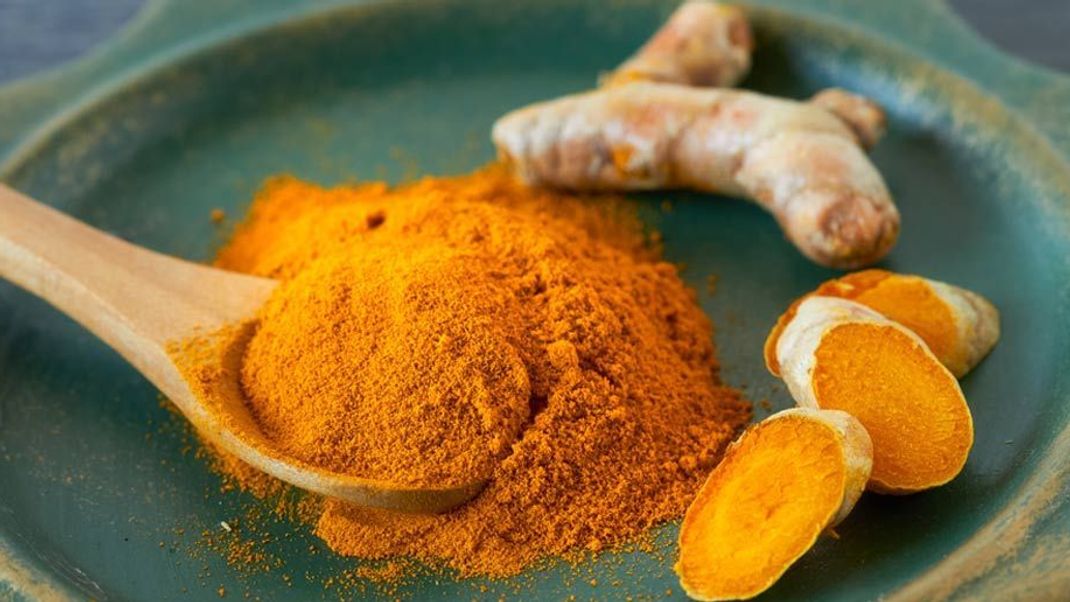 Kurkuma wird in der traditionellen Ayurvedamedizin schon seit Jahrtausenden als Gewürz und Heilpflanze eingesetzt. Das Aroma der frischen Wurzelknolle erinnert an Ingwer und schmeckt etwas intensiver und harziger.