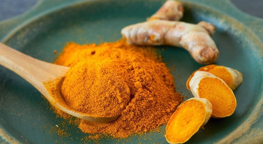 Kurkuma wird in der traditionellen Ayurvedamedizin schon seit Jahrtausenden als Gewürz und Heilpflanze eingesetzt. Das Aroma der frischen Wurzelknolle erinnert an Ingwer und schmeckt etwas intensiver und harziger.