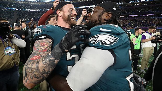 
                <strong>Titelverteidigung mit anderem Team</strong><br>
                So jubelten am Ende zwei Altbekannte! LeGarrette Blount und Chris Long sind nunmehr die ersten Spieler in der NFL-Geschichte, die die Vince Lombardi Trophy in einem anderen Trikot verteidigen konnten. Beide wechselten nach dem Sieg in Super Bowl LI von New England nach Philadelphia.
              