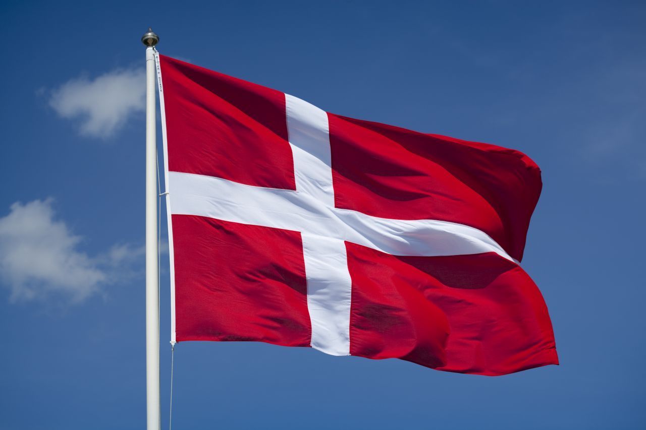 Die dänische Flagge, genannt "Dannebrog", ist vermutlich die älteste Nationalflagge der Welt. Sie wurde seit dem Jahr 1625 nicht mehr geändert. Der Legende nach soll ihr Design sogar auf das Jahr 1219 zurückgehen.