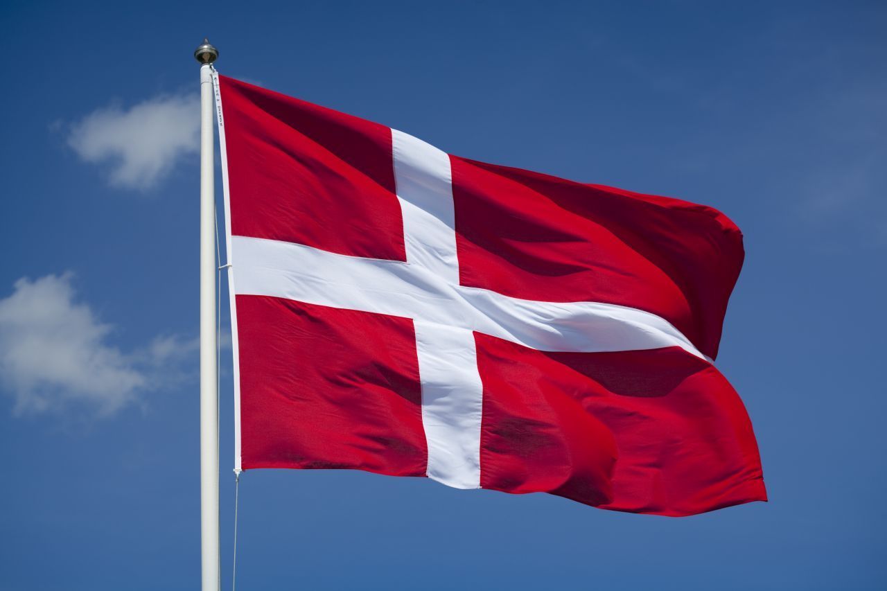 Die dänische Flagge, genannt "Dannebrog", ist vermutlich die älteste Nationalflagge der Welt. Sie wurde seit dem Jahr 1625 nicht mehr geändert. Der Legende nach soll ihr Design sogar auf das Jahr 1219 zurückgehen.