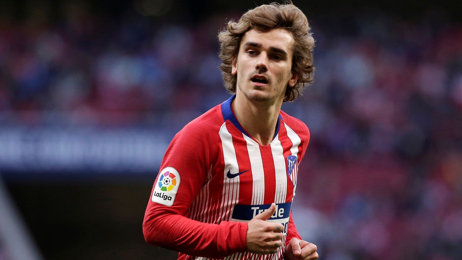 <strong></strong><strong>Antoine Griezmann</strong><br> Antoine Griezmann blieb im Sommer 2019 dem Mannschaftstraining von Atletico Madrid fern. Die Rojiblancos wollten den Franzosen trotz Ausstiegsklausel zunächst nicht zum FC Barcelona ziehen lassen. Der Grund: Griezmann verlängerte nur ein Jahr zuvor sein Arbeitspapier um weitere fünf Jahre. Die festgeschriebene Ablösesumme: 120 Millionen Euro. Im alten Vertrag soll diese allerdings 200 Millionen Euro betragen haben. Griezmann blieb dem Trainingsauftakt fern, wechselte wenig später aber doch zu Barca.